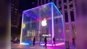 Long Queues Return To Apple Stores