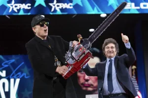 Elon Musk sort la tronçonneuse au CPAC (vidéo)