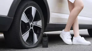Ce mini compresseur en promo à 42€ gonfle vos pneus de voiture, vélo et trottinette !