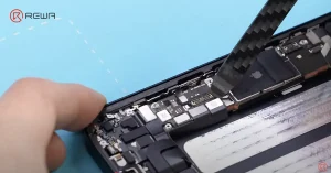 Que révèle le 1er démontage de l'iPhone 16e ?
