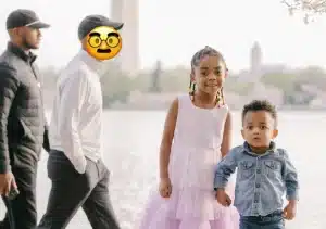 Devinez qui a photobombé le cliché de ces enfants sous les cerisiers en fleurs !