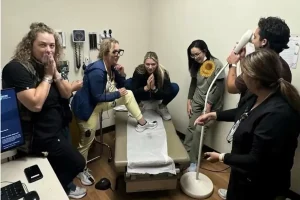 Des soignants se moquent de patients sur TikTok et se font renvoyer