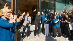 Tim Cook joue les vendeurs à l'Apple Store Ginza [Photos]